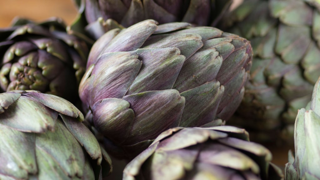 Mehrere violettgrüne Artischocken in Nahaufnahme