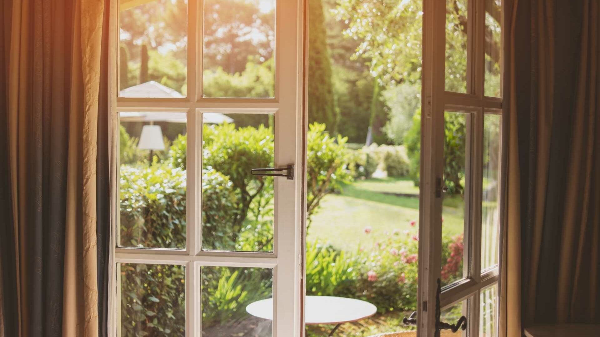 Tür mit Blick in den Garten