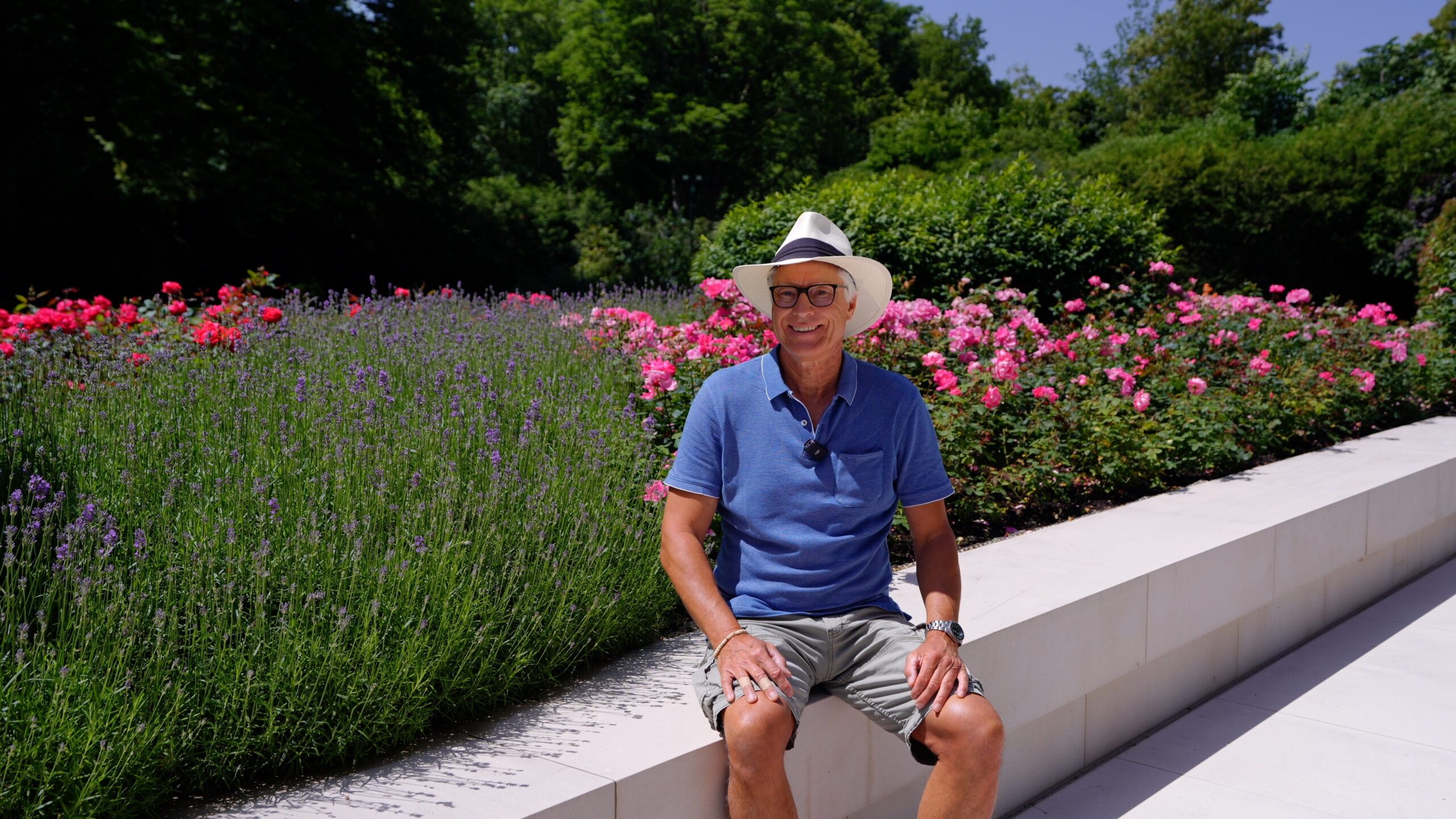 Peter Berghald in einem blühenden Garten