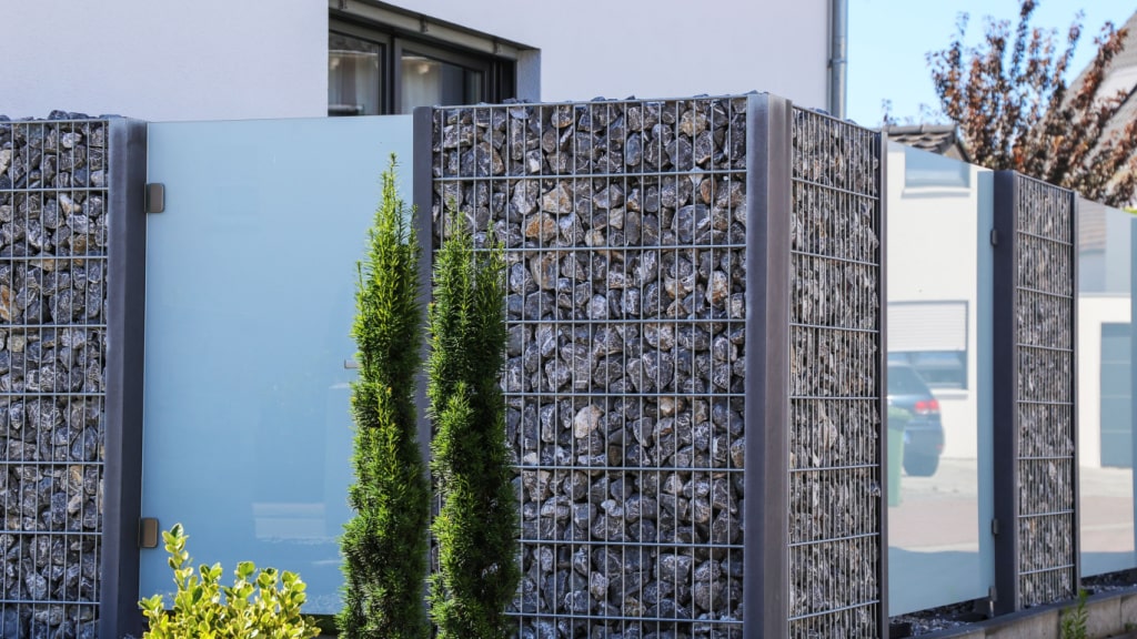 Wenig Aufwand, viele Gestaltungsmöglichkeiten: die Steinmauer als Sichtschutz im Garten.