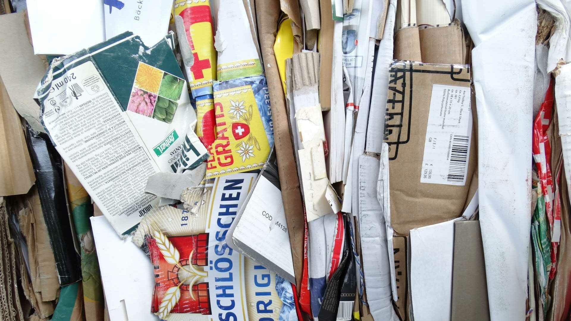altes Papier oder Kartonagen eignen sich perfekt als Zwischenschicht zum Mulchen.