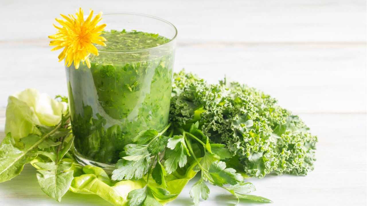Löwenzahn Smoothie mit Kräutern