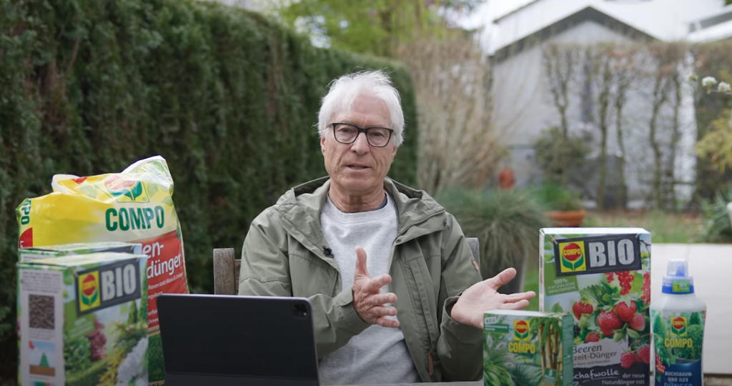 Peter Berghald stellt verschiedene Düngerprodukte vor