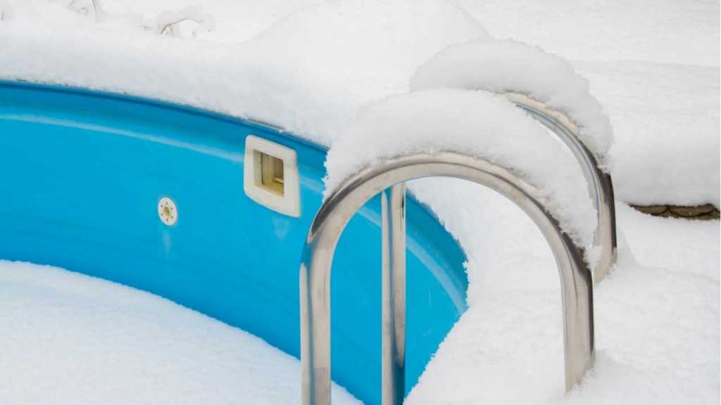 Pool mit viel Schnee