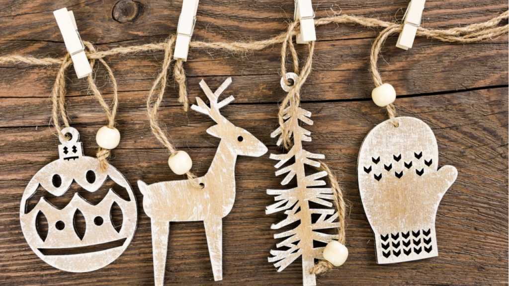 Weihnachtsanhänger aus Holz auf Holzbrettern