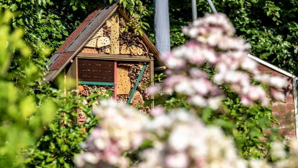 Insektenhotel im Garten