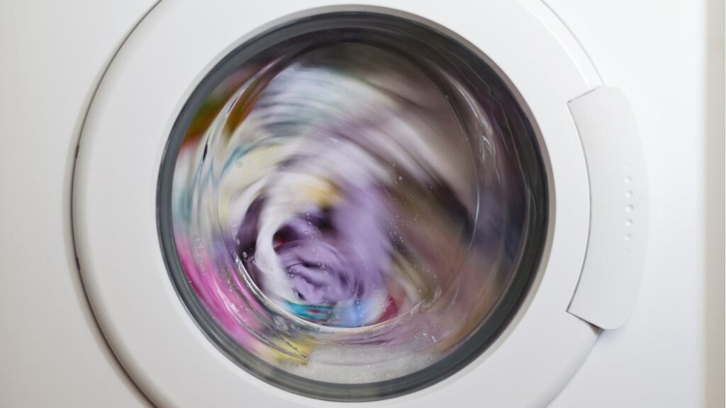 Waschmaschine während eines laufenden Waschgangs