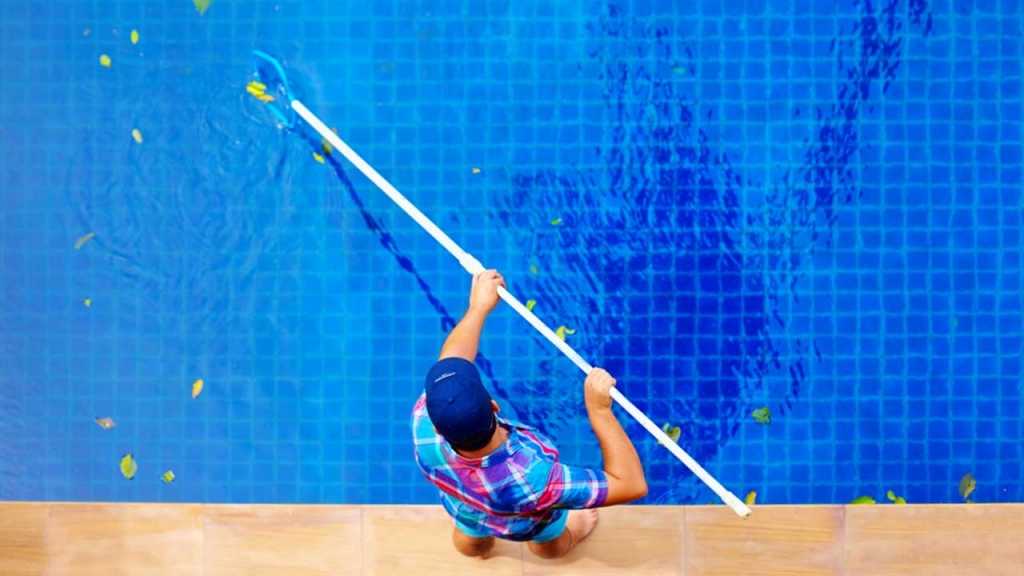Pool wird mit Poolkescher gereinigt