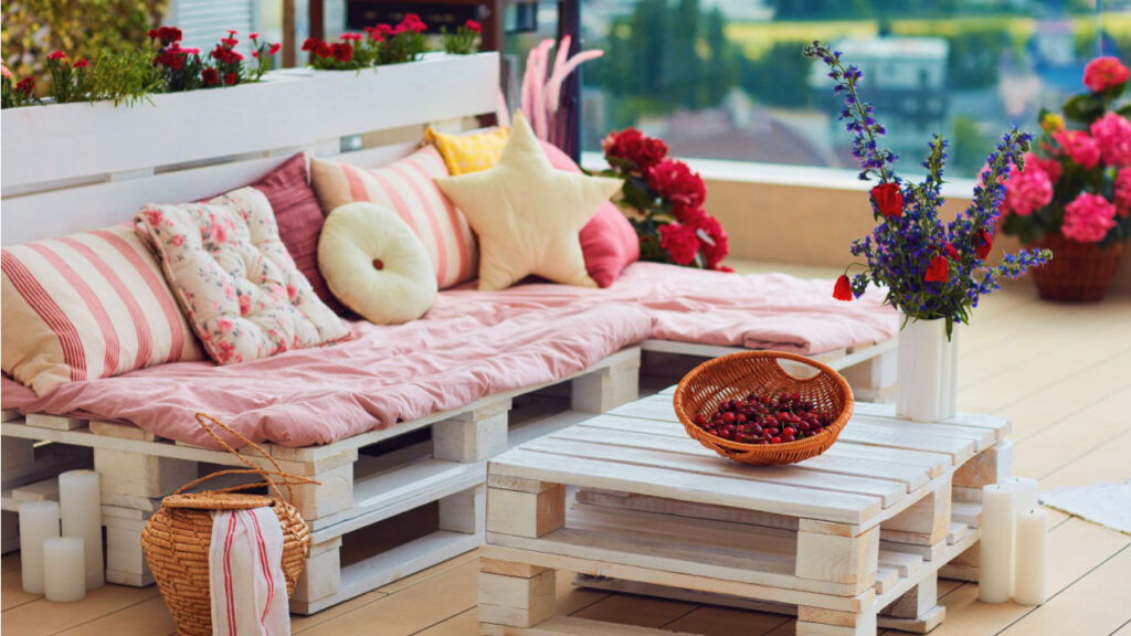 Palettenmöbel für den Balkon sind im Trend und lassen sich als DIY-Projekt gestalten.