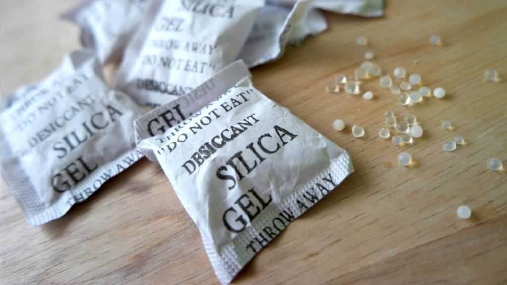 eine Packung Silica Trockensalz auf einem Holztisch