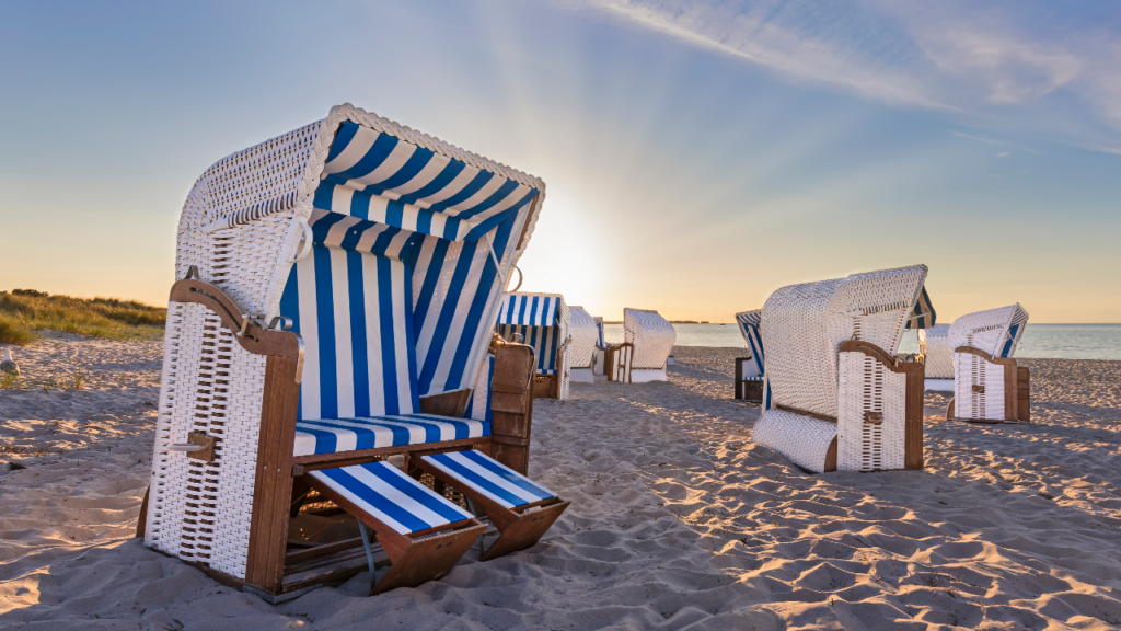 Nicht nur am Strand, sondern auch auf dem Balkon sorgt ein Strandkorb für Gemütlichkeit und bietet Sichtschutz 