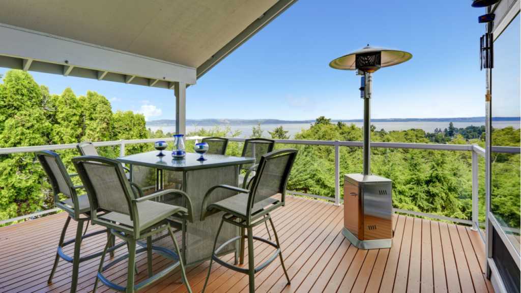 Terrassenstrahler auf der Terrasse mit Ausblick auf das Meer