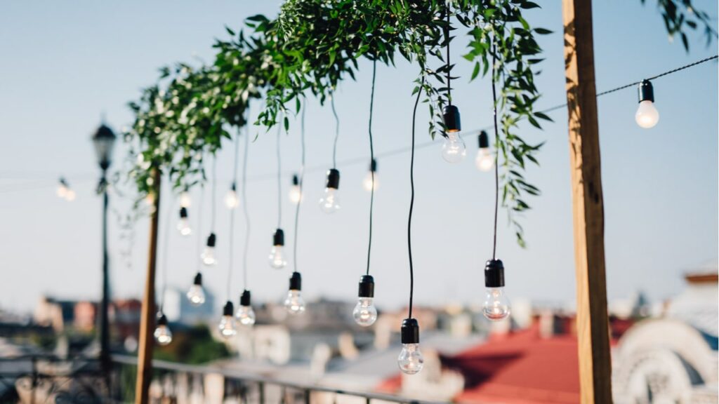 Lampen hängen über dem Balkon