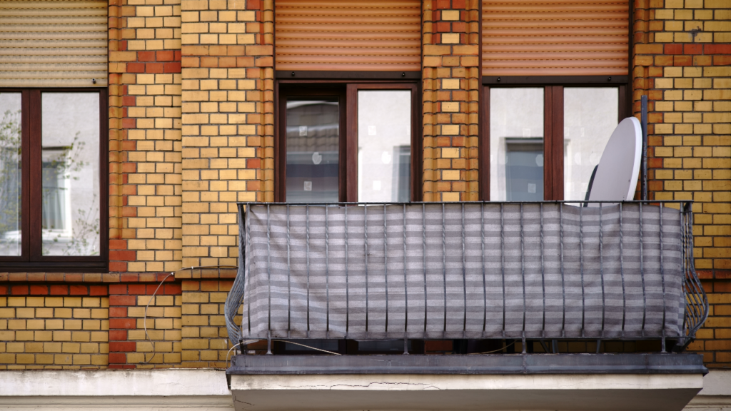 Textil- oder Kunststoffbahnen bieten eine einfache Möglichkeit, auf dem Balkon etwas mehr Privatsphäre zu schaffen 