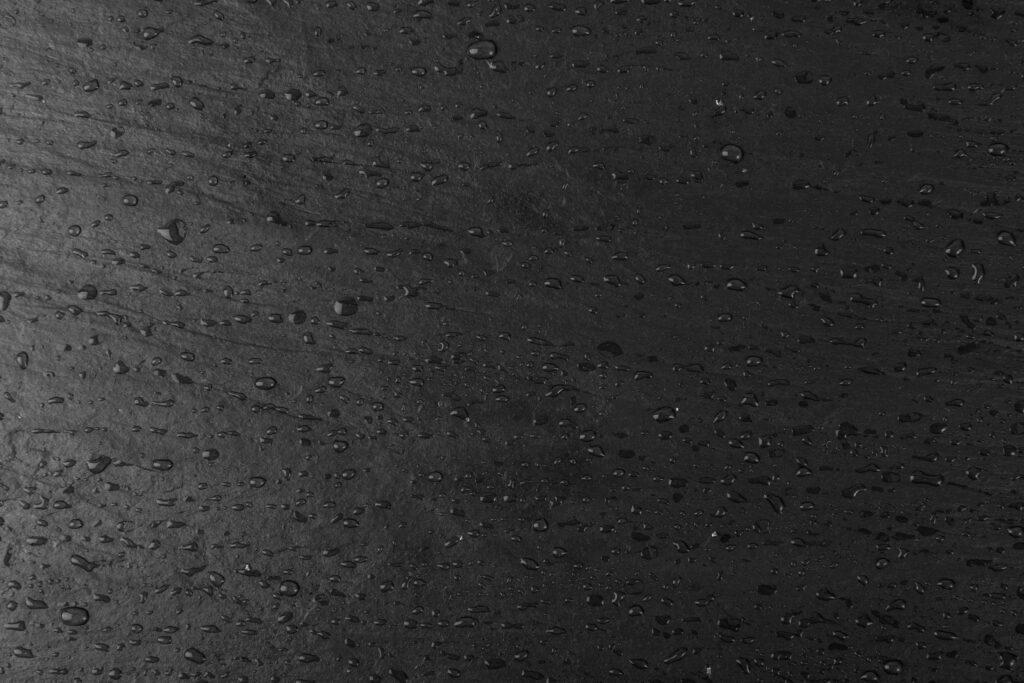 Wassertropfen perlen auf einer frisch imprägnierten Steinplatte ab