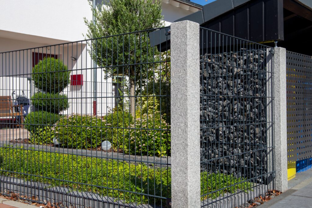 Doppelstabmattenzaun zaunt einen Garten ein