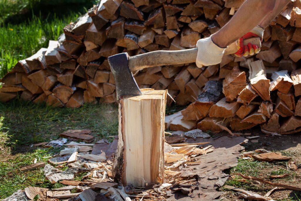 Frisch geschlagenes Brennholz beim Spalten mit einer Axt