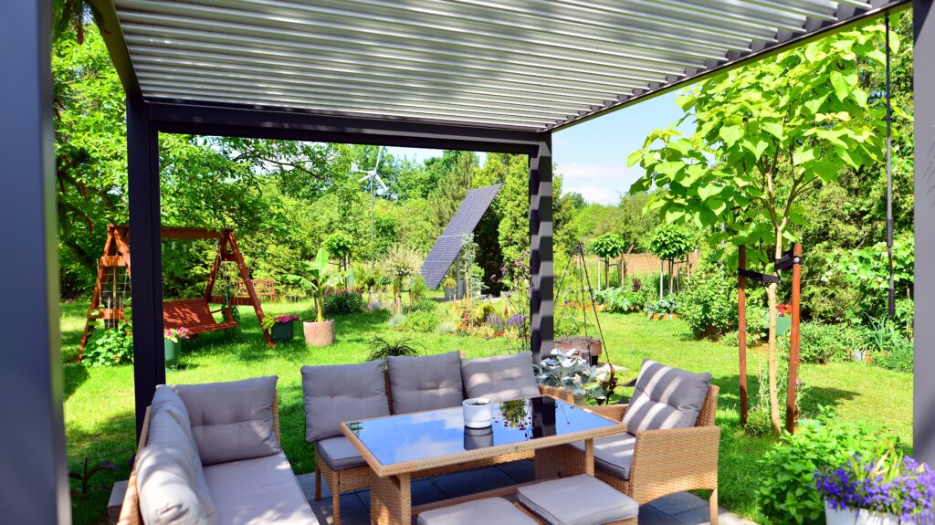 Überdachte Terrasse mit Sitzmöbeln im Garten