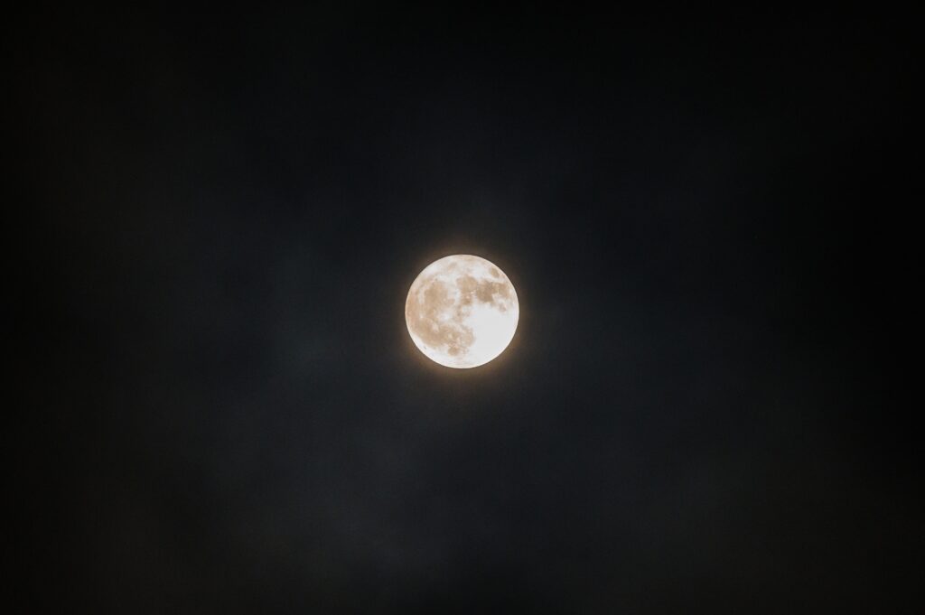 Vollmond am dunklen Nachthimmel