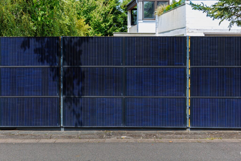 moderner Solarzaun mit integrierten Photovoltaikmodulen am Wohnhaus