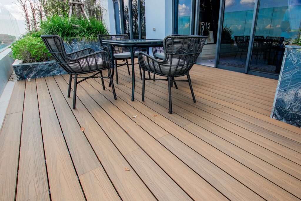 Schwarze Gartenmöbel auf einer Holzterrasse