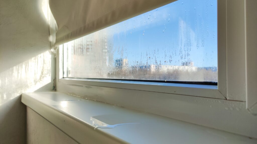 Kondenswasser an der Innenseite eines Fensters