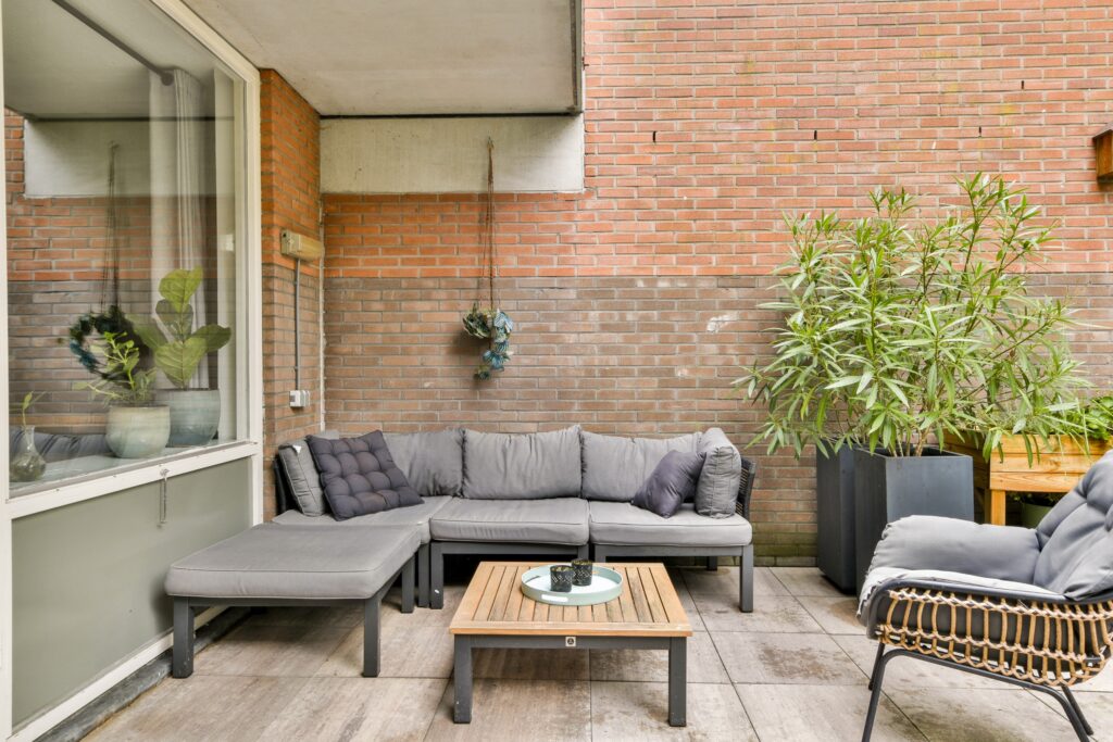 Graue Gartenmöbel auf einer Terrasse
