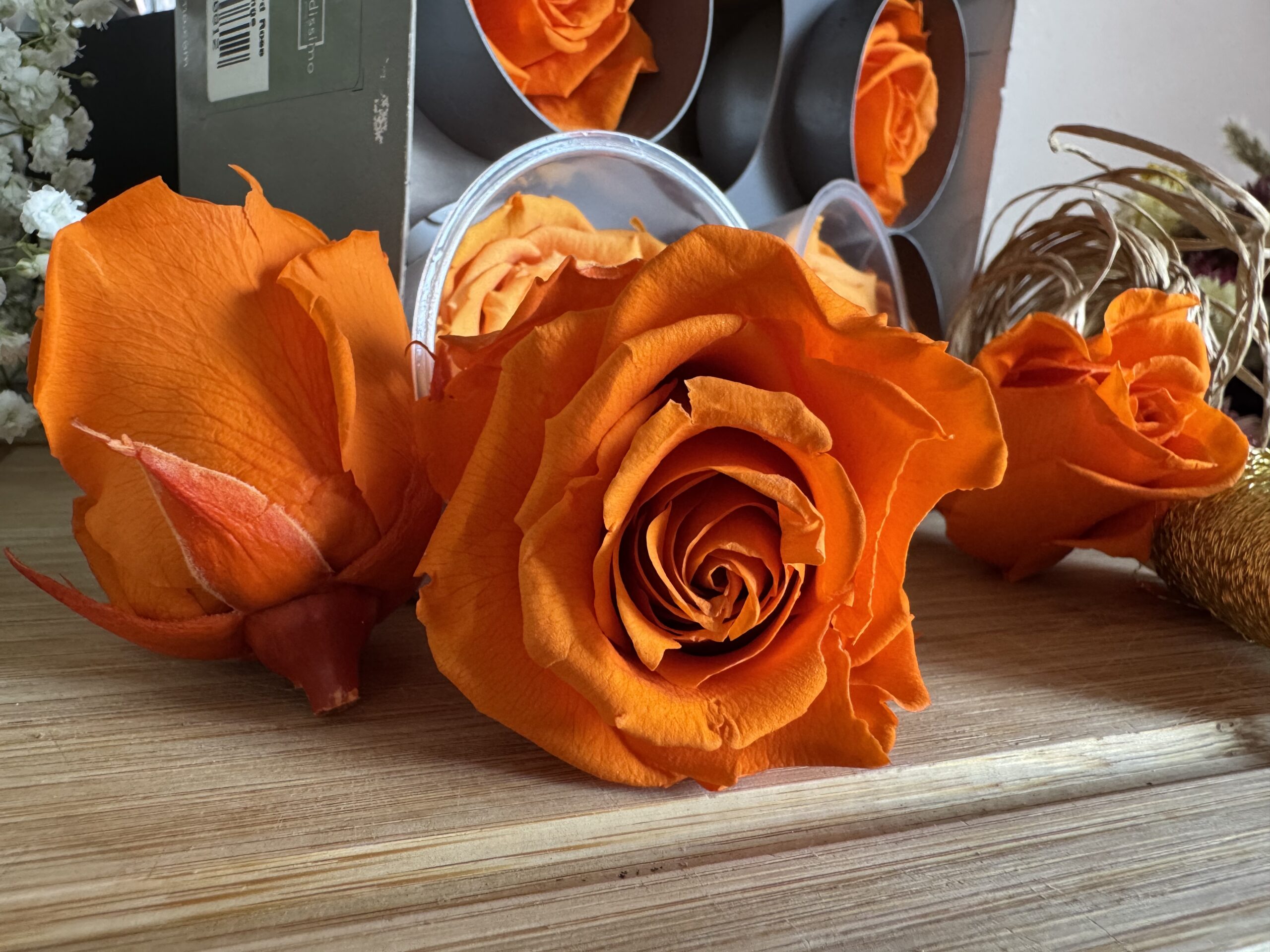 Orangefarbene Rosenblüten in einem Strauß