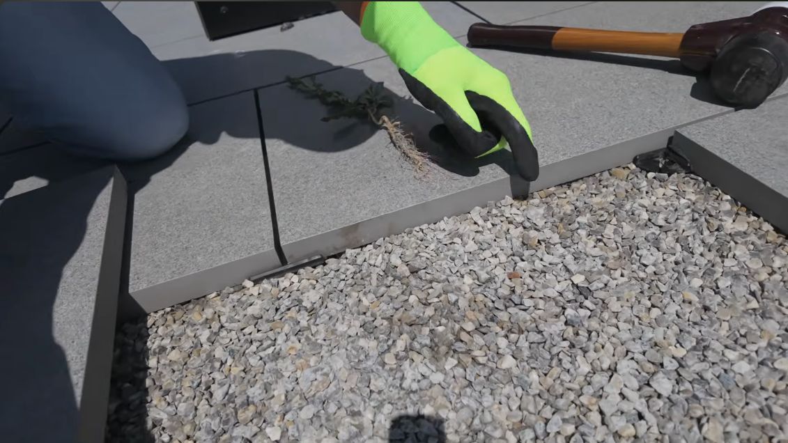 Keramik-Terrassenplatten mit Fugenkreuzen auf einem Splittbett