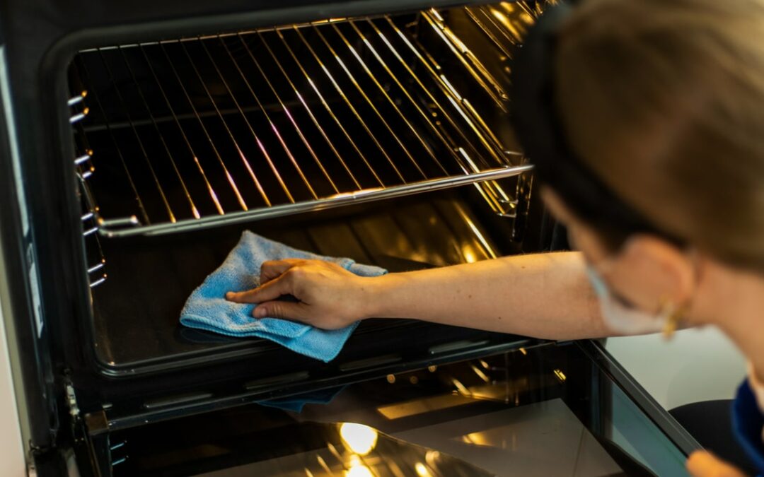 Backofen reinigen: Tipps zur Nutzung von Hausmitteln