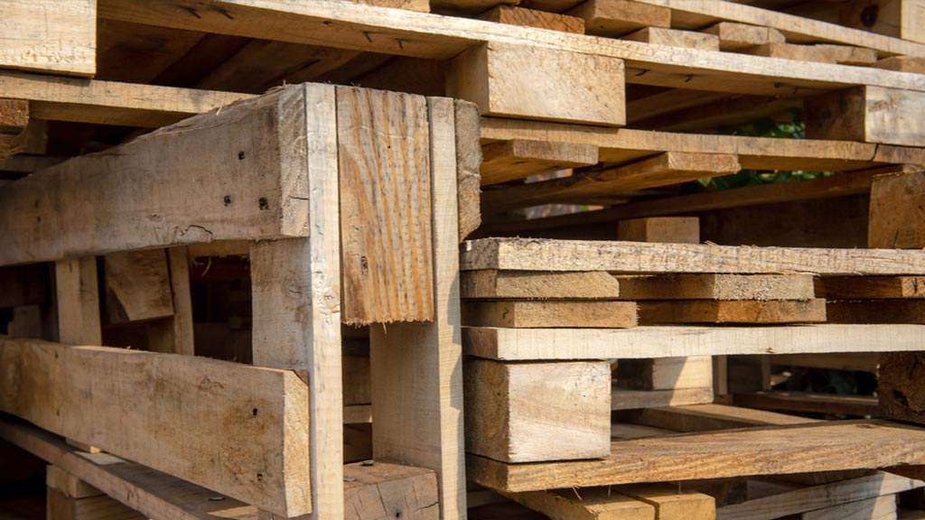 Holzpaletten übereinandergestapelt