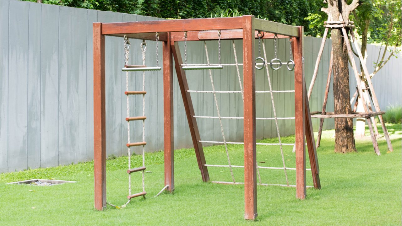 Ein Klettergerüst aus Holz in einem Garten