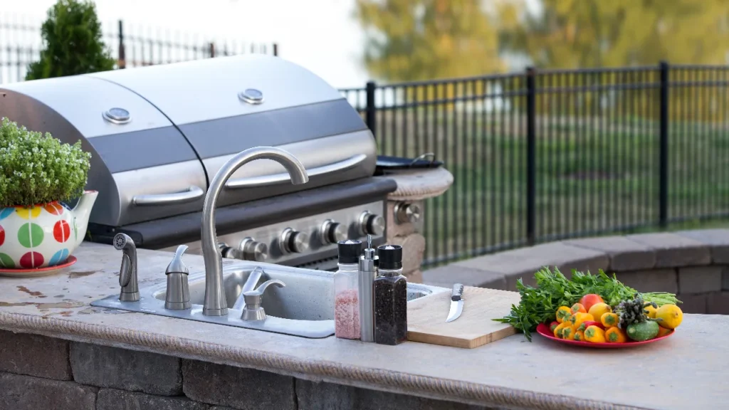 Grill und Spüle sind Kernelemente einer Outdoor-Küche