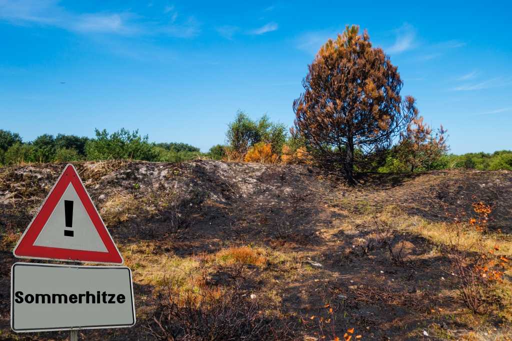 Sommerhitze Warnschild in Natur