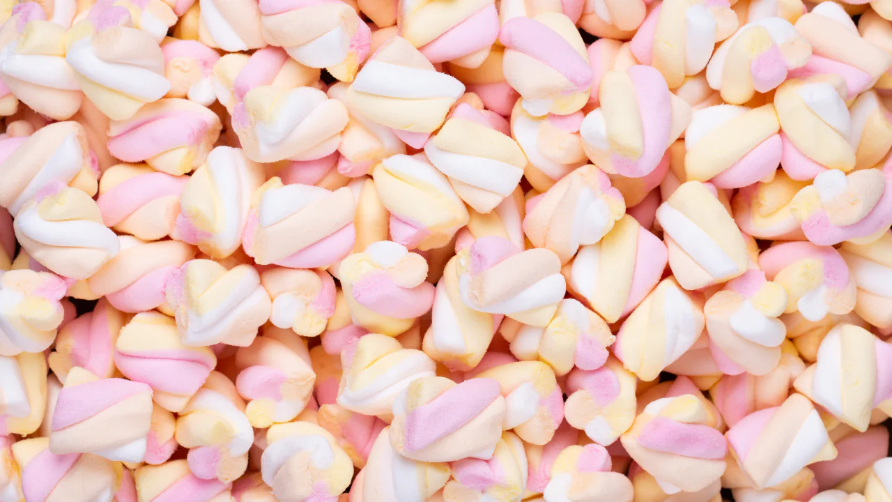 Pastellfarbene Marshmallows in Nahaufnahme
