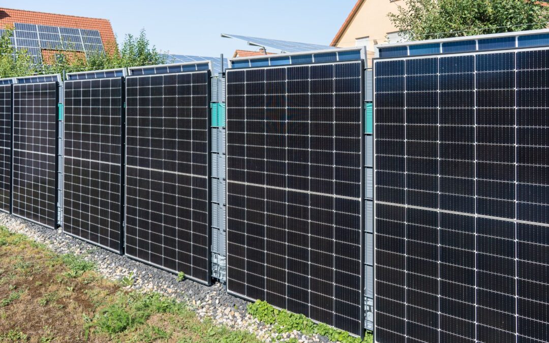 Solarzaun: Garten abgrenzen, Sichtschutz schaffen und eigenen Strom erzeugen