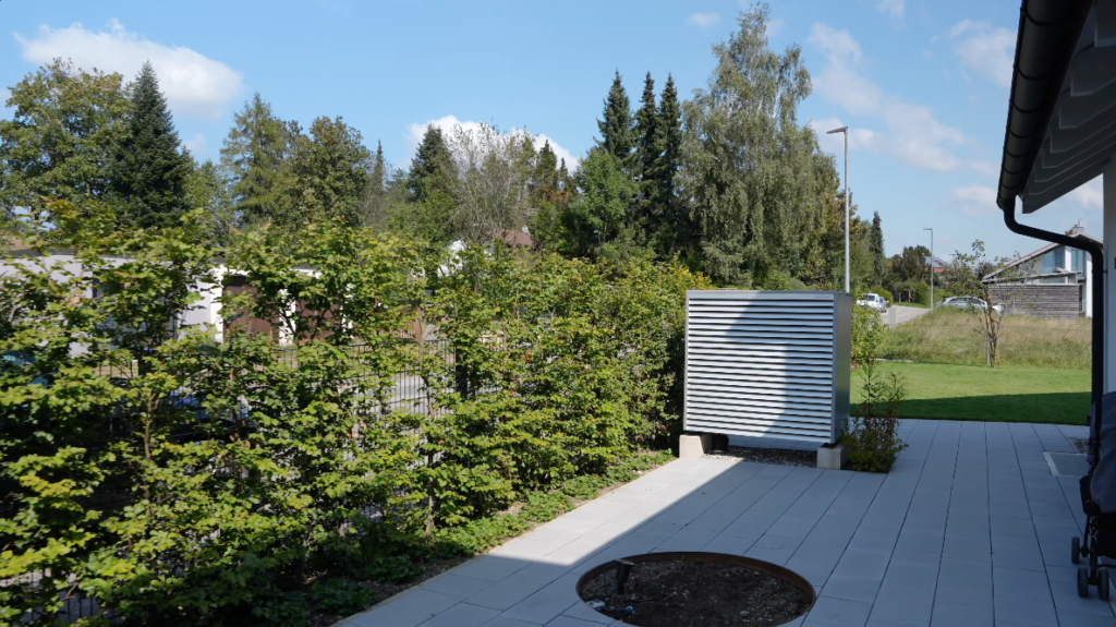 Dichte Hainbuchenhecke entlang einer Terrasse