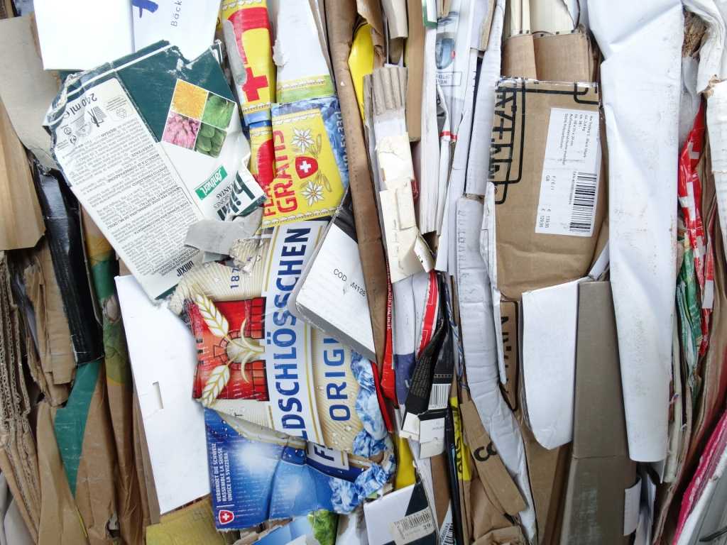 altes Papier oder Kartonagen eignen sich perfekt als Zwischenschicht zum Mulchen.