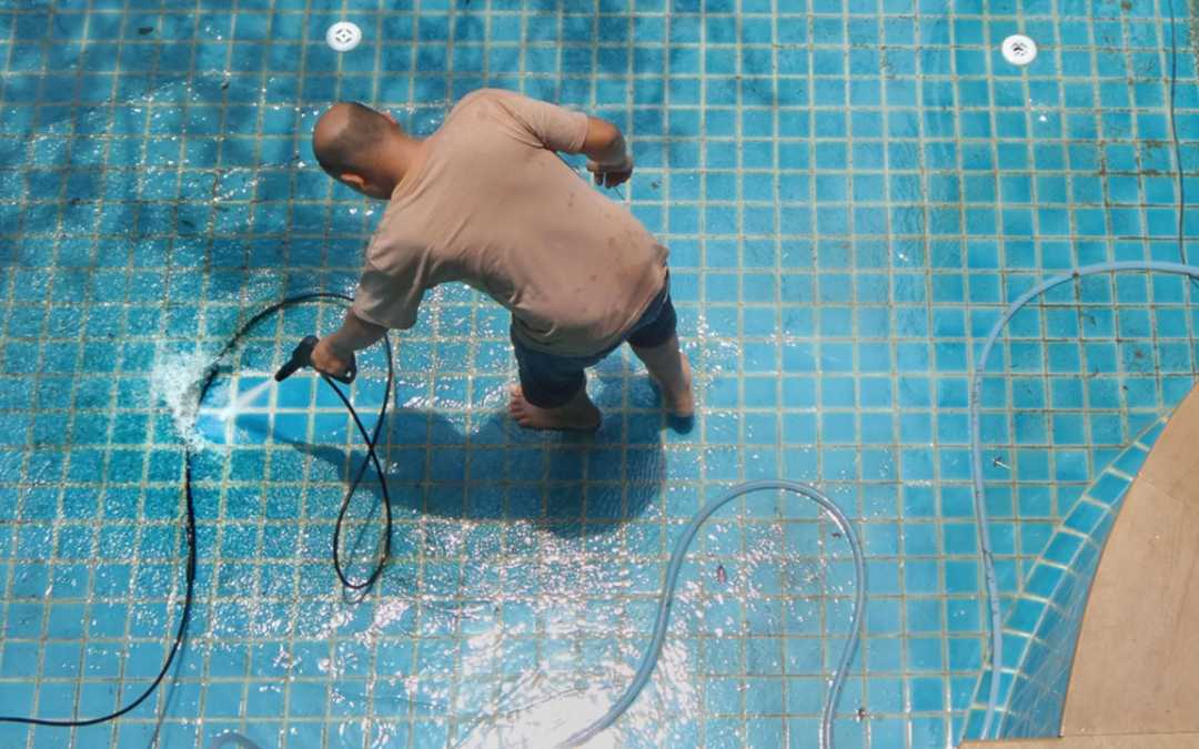 Algen im Pool: 10 Tipps zur Bekämpfung