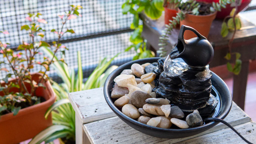 Ein kleiner Springbrunnen verzaubert mit Wasserplätschern 