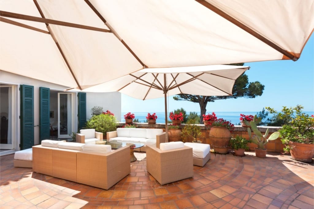 Sonnenschirme bieten Schutz auf der Terrasse.