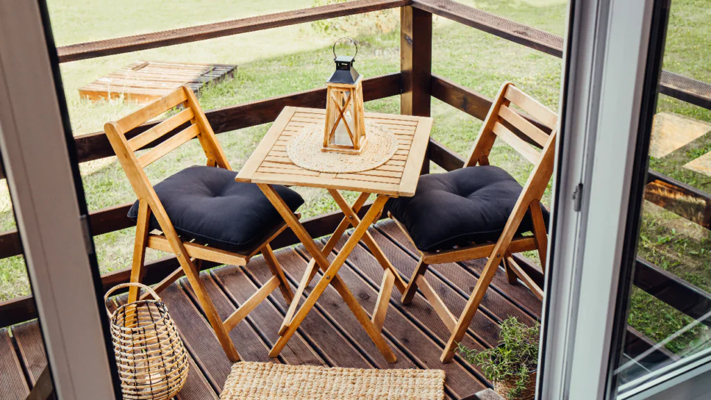 Ein Bistro-Set eignet sich sogar für kleine Balkone 