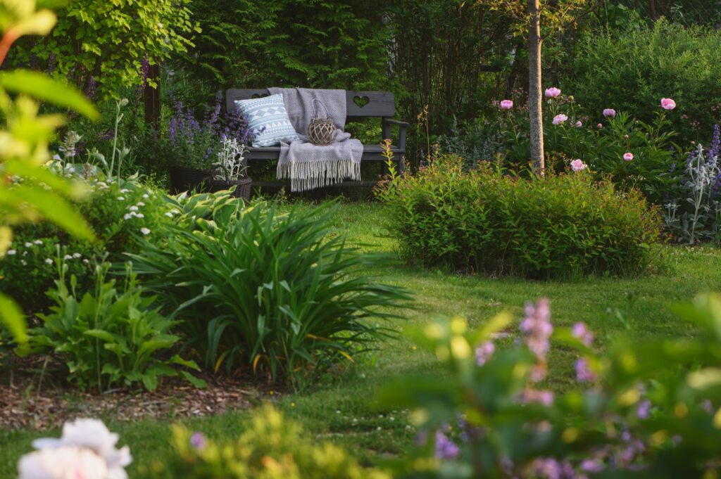 Eine Bank in einem grünen Garten