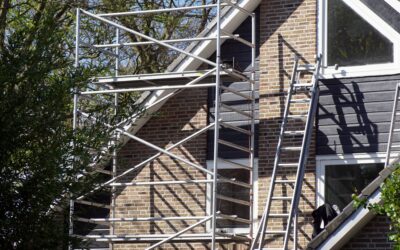 DIY-Projekte am Haus & Garten: Wann ein Rollgerüst besser ist als eine Leiter (Fassade, Dachrinne, Carport) 